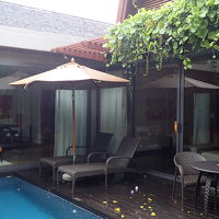 プールから左側が寝室、右側がリビング・ダイニング