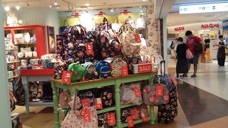 花柄が多く華やかなお店