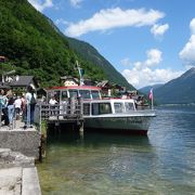 ハルシュタット湖の東（鉄道駅）と西（街）を結んでいます。遊覧にも使えます。