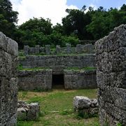 石灰岩に囲まれたこの地方独特の墳墓