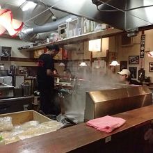 カウンター前の大釜で麺をゆでる