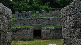 石灰岩に囲まれたこの地方独特の墳墓