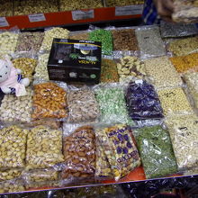 色んなミックスナッツが販売。