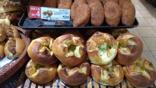 おススメなのは、389円の「やりすぎチーズ」で、かなり食べ応えがあります。店の人気No.2の商品です。