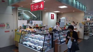 ランス料理風のおしゃれな総菜、スイーツが販売