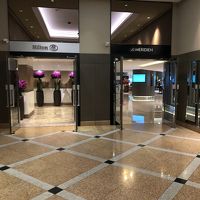 エレベーターをあがると二つのホテルの入り口が