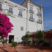 修道院入口前の中庭。