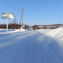 直線の道路は上富良野町の東4線です。