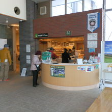 中に入ると右側に受付（チケット売場）と売店があります。