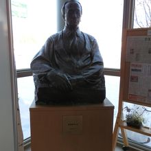 後藤純男画伯の銅像です。