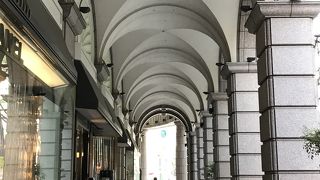 おしゃれな外観のデパート