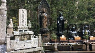 お地蔵さんが並んでいました