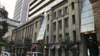 おしゃれな外観の建物が点在する通り