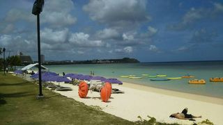 グアム中心部のビーチです