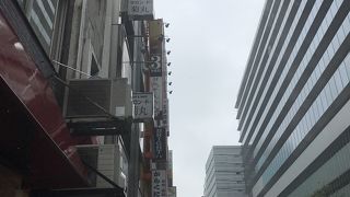 銀座SIXの裏側の通り