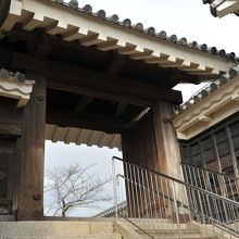 くぐるといよいよ天守閣だ