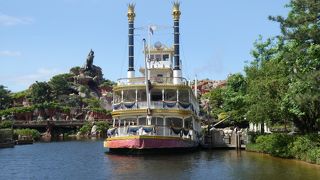 35周年のデザインがされた蒸気船マークトゥエイン号