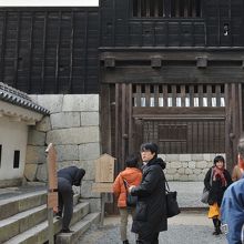 正面が筋鉄門左側が東塀だ