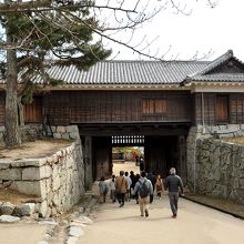 筒井門（右）と隠門（左）を結ぶ櫓