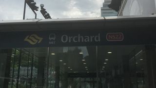 繁華街の中心の駅