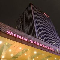 夜に見たホテル外観。