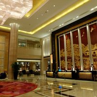 天井が高く豪華なロビー。