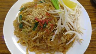 屋台風のお店でタイ料理