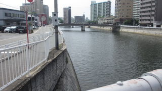 博多に宿泊した際に、ホテルが川のすぐそばにあったので、こちらの川を何回か徒歩で渡りました