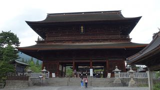 二層構造の巨大な門