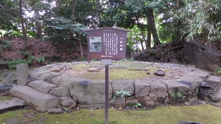 庭園内の高台にある跡