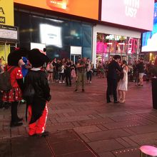 突然プロポーズして拍手が巻き起こった。ミッキーも立会(^^)