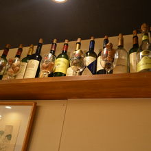 棚に並ぶ空き瓶