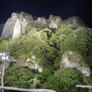神戸川の渓谷にそそり立つ屏風岩は夜になるとライトアップされます。