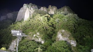 神戸川の渓谷にそそり立つ屏風岩は夜になるとライトアップされます。
