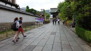 美しい石畳が続きます