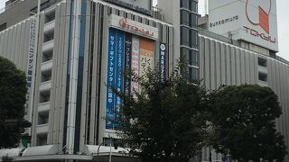 駅から少し歩きます。