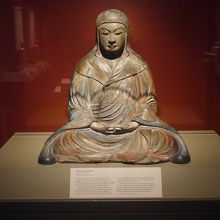 仏教美術の部屋には最澄の木像も置かれていました