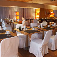 会場内　白で明るい