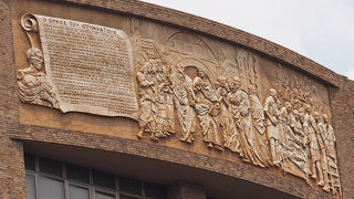 10号間のレリーフは一見の価値あり