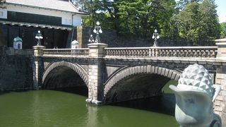 皇居正門前に架かるめがね型石橋