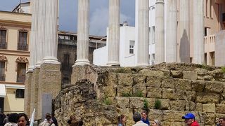 コレデラ広場と一緒に見学するのが良いでしょう。