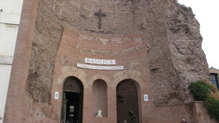 外観は古代遺跡のよう