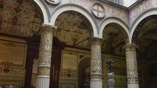 ダヴィデ像（コピー）が出迎える宮殿