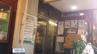 教大学の正面の正門に程近いところにあるカフェ