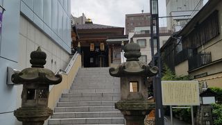 人形町商店街の路地の階段上にあるお寺