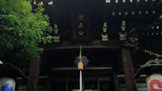 浜町公園内に佇むお寺