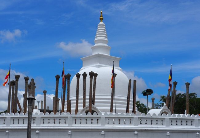 スリランカ最初の仏塔。釈尊の右鎖骨が奉安されています。