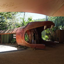 この先に舞台があります。