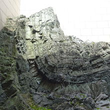 ジュラ紀の褶曲層のレプリカ