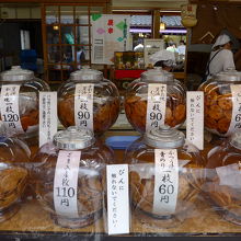 店頭に並ぶお煎餅